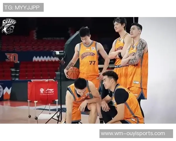 兵强将勇！上海男篮新赛季定妆照拍照花絮：王哲林、张镇麟及4外援出镜